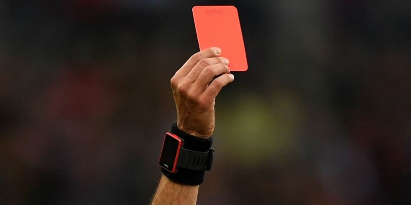 Mức phạt cụ thể của thẻ đỏ trong bóng đá là gì